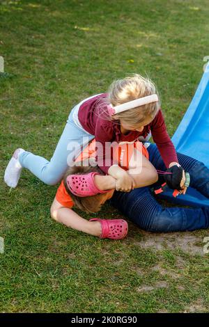 Spaß wird ernst, Geschwister kämpfen Stockfoto