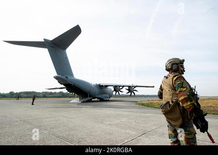 Die Abbildung zeigt das militärische Transportflugzeug Airbus A400M während einer Pressekonferenz zum Sturm Tide 2022 (05-16/09), der fiktiven, nicht kämpferischen Evakuierungsoperation, die von der belgischen Verteidigung in Weelde am Dienstag, dem 13. September 2022, organisiert wurde. Etwa 800 Soldaten aus den Abteilungen Land, Luft und Medizin werden eine Interventionseinheit bilden, die dort für eine fiktive, nicht-kämpferische Evakuierungsoperation (NEO) eingesetzt wird, indem sie die verschiedenen Spezialitäten und Fähigkeiten VON SO Regt einbeziehen. Dieser Pressemoment ist organisiert, um die Möglichkeit zu bieten, die Arbeit der para-Kommandos und der A40 zu beobachten Stockfoto