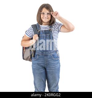 Happy girl in Brille trägt Rucksack und lässiges Schuloutfit. Stockfoto