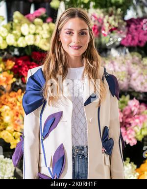 New York, NY - 12. September 2022: Olivia Palermo besucht die Runway Show von Pamella Roland Frühjahr/Sommer 2023 während der Fashion Week in New York auf der 160 Varick Street. Stockfoto