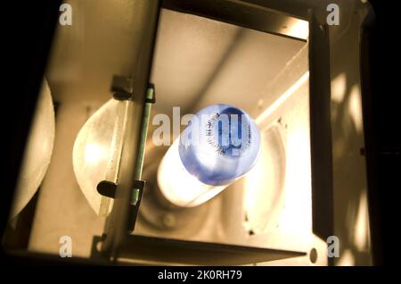 Leuchtstofflampe und Linsen im Retro 1960s Specto Diaprojektor. Stockfoto