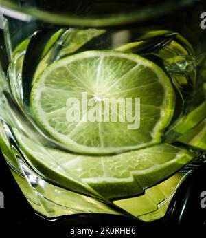 Sommercocktails voller Eis und Obst. Sehen Sie sich mein gesamtes Sortiment an, um mehr Optionen zu sehen. Stockfoto