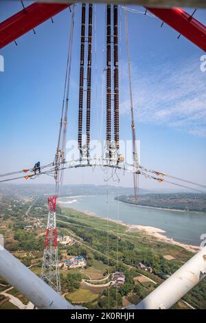 (220913) -- CHONGQING, 13. September 2022 (Xinhua) -- Techniker arbeiten während des Stromverdrahtungsbetriebs über den Yangtze-Fluss für das 800 kv-Ultrahochspannungs-Gleichstrom-Übertragungsleitungsprojekt (UHGÜ) in der Region Chongqing im Südwesten Chinas (Chongqing, 13. September 2022). Nach einer 13-tägigen Kampagne wurde am Dienstag der über den Jangtse-Fluss verdrahtungsbetrieb für das 800-kv-Ultrahochspannungs-Gleichstrom-Übertragungsleitungsprojekt (UHGÜ) in Baihetan-Zhejiang erfolgreich abgeschlossen. Die 2.140 Kilometer lange Strecke, deren Bau im Oktober 2021 begann, schlängelt sich durch Sichuan, Chongqing, Stockfoto