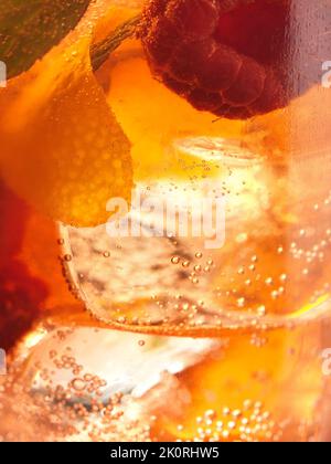 Sommercocktails voller Eis und Obst. Sehen Sie sich mein gesamtes Sortiment an, um mehr Optionen zu sehen. Stockfoto