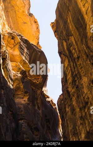 Schmale Passage und herrliche Felsen auf dem Weg zur Schlucht Petra in Jordanien. Hochwertige Fotos Stockfoto