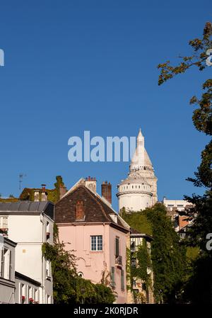 Blick auf das Montmartre-Viertel mit dem Pink House Restaurant La Maison Rose und der Basilika Sacre Cœur in französischer Sprache Stockfoto