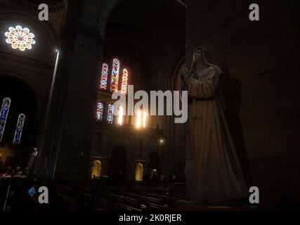 Buntglasfenster und Statue der Jungfrau Maria vom Heiligen Herzen von Montmartre, Sacré Coeur, Paris Stockfoto