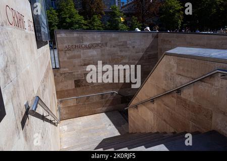 Treppe des Eingangs an der Notre-Dame de Paris Crypte archeologique Stockfoto