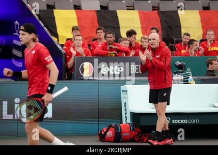 Hamburg, Deutschland. 13. September 2022. Tennis, Herren: Davis Cup - Gruppenphase, Gruppe C, Gruppenphase, Belgien - Australien. Kubler (Australien) - Bergs (Belgien). Der belgische Mannschaftskapitän Johan Van Herck (r) klatscht nach einem Zug von Zizou Bergs (l). Quelle: Frank Molter/dpa/Alamy Live News Stockfoto