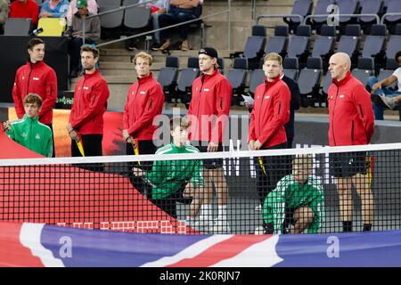 Hamburg, Deutschland. 13. September 2022. Tennis, Herren: Davis Cup - Gruppenphase, Gruppe C, Gruppenphase, Belgien - Australien. Kubler (Australien) - Bergs (Belgien). Die belgischen Spieler Joran Vliegen (l-r), Sander Gille, Michael Geerts, Zizou Bergs, David Goffin und der belgische Mannschaftskapitän Johan Van Herck stehen vor dem Spiel zusammen. Quelle: Frank Molter/dpa/Alamy Live News Stockfoto