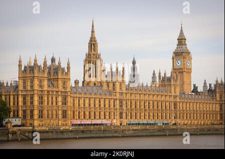 London, Großbritannien. 13. September 2022. Blick über die Themse auf den Palast von Westminster mit dem Parlament und Big Ben(r). Die britische Königin Elizabeth II. Starb am 8. September 2022 im Alter von 96 Jahren. Am 14. September wird ihr Sarg in einer öffentlichen Prozession durch die Mall vom Buckingham Palace zum Parlament gebracht, wo er für mehrere Tage in der Westminster Hall verlegt wird. Quelle: Christian Charisius/dpa/Alamy Live News Stockfoto