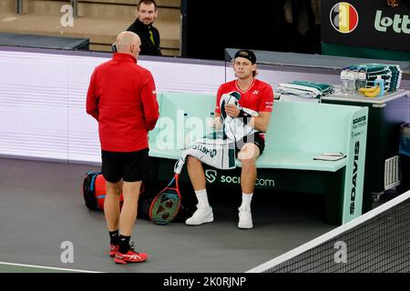 Hamburg, Deutschland. 13. September 2022. Tennis, Herren: Davis Cup - Gruppenphase, Gruppe C, Gruppenphase, Belgien - Australien. Kubler (Australien) - Bergs (Belgien). Der belgische Mannschaftskapitän Johan Van Herck (l.) steht im Gespräch mit Zizou Bergs. Quelle: Frank Molter/dpa/Alamy Live News Stockfoto