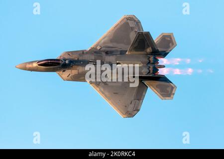 Eine Lockheed Martin F-22 Raptor führt eine Demonstration auf der 2022 Airshow London SkyDrive in London, Ontario, Kanada, durch. Stockfoto