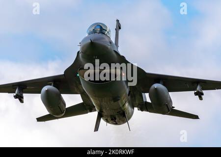 Ein F-16 Kampfflugzeug der Vereinigten Staaten, das auf der Airshow London SkyDrive, Ontario, Kanada, 2022 gegen Falcon kämpft. Stockfoto