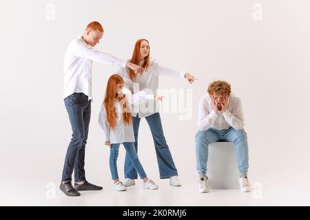 Zwei Männer, Frauen und Kinder, junge Menschen mit roten Köpfen, die in legerer Kleidung tragen. Kunst, Mode, Emotionen, Stil. Stockfoto