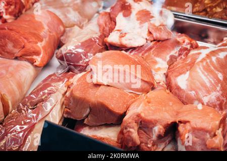 Nahaufnahme von rohem Rindfleisch, rotem, frischem Fleisch aus einem Laden oder Restaurantstand. Stockfoto