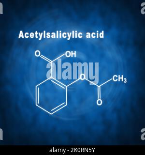 Acetylsalicylsäure, Aspirin, strukturelle chemische Formel auf blauem Hintergrund Stockfoto