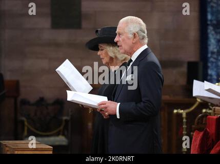 Belfast, Großbritannien, am 13. September 2022. König Charles III. Und der Queen Consort nehmen während ihres Besuchs in Nordirland an einem Reflexionsservice in der St. Anne's Cathedral in Belfast Teil. Belfast, Großbritannien, am 13. September 2022. Foto von Liam McBurney/PA Photos/ABACAPRESS.COM Stockfoto