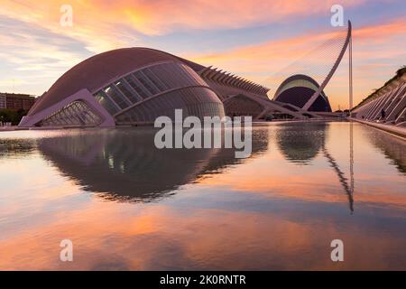 Hemisfèric, ein digitales 3D/7-Kino und Planetarium, mit Museu De Les Ciencies im Hintergrund in der Stadt der Künste und Wissenschaften in Valencia, Spanien bei Sonnenaufgang im September Stockfoto