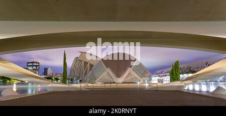 Hemisfèric, ein digitales 3D/7-Kino und Planetarium, mit Museu De Les Ciencies und Umbracle in der Stadt der Künste und Wissenschaften in Valencia, Spanien bei Sonnenaufgang im September Stockfoto