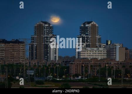 Llaves de Oro Gebäude mit Vollmond Stockfoto