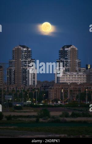 Llaves de Oro Gebäude mit Vollmond Stockfoto