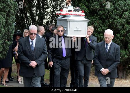 Southend-on-Sea Essex, Großbritannien. 13. September 2022. Das Begräbnis des 12-jährigen Archie Battersbee in der St. Mary's Church in Prittlewell Southend-on-Sea Essex. Archie wurde zu Hause am 7. April 2022 von seiner Mutter bewusstlos gefunden und am 6. August 2022 im Royal London Hospital in Whitechapel im Osten Londons nach einem langen Rechtsstreit seine Lebensunterstützung abgeschaltet. Quelle: MARTIN DALTON/Alamy Live News Stockfoto