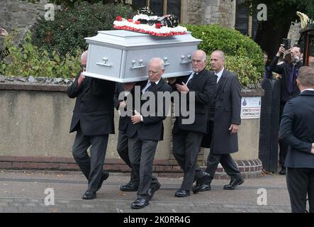 Southend-on-Sea Essex, Großbritannien. 13. September 2022. Das Begräbnis des 12-jährigen Archie Battersbee in der St. Mary's Church in Prittlewell Southend-on-Sea Essex. Archie wurde zu Hause am 7. April 2022 von seiner Mutter bewusstlos gefunden und am 6. August 2022 im Royal London Hospital in Whitechapel im Osten Londons nach einem langen Rechtsstreit seine Lebensunterstützung abgeschaltet. Quelle: MARTIN DALTON/Alamy Live News Stockfoto