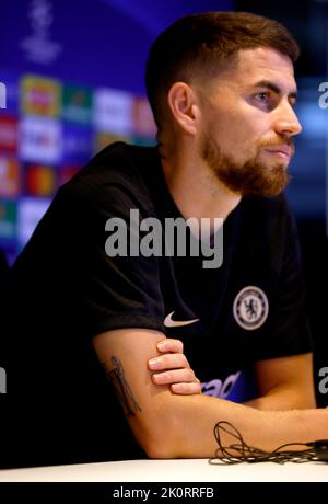 Ein Champions-League-Trophäen-Tattoo auf Chelseas Jorgeinha während einer Pressekonferenz in der Stamford Bridge, London. Bilddatum: Dienstag, 13. September 2022. Stockfoto