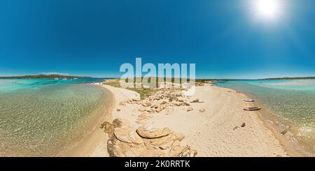 Luftaufnahme auf das Meer und den Strand der Insel Piana, in der Nähe der Stadt Bonifacio auf Korsika in Frankreich. Drohnenansicht des Mittelmeers von Stockfoto