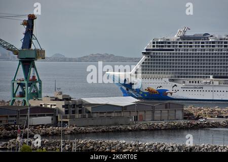 Marseille, Frankreich. 13. September 2022. Das Linienschiff Norwegian Escape kommt im französischen Mittelmeerhafen Marseille an. (Foto von Gerard Bottino/SOPA Images/Sipa USA) Quelle: SIPA USA/Alamy Live News Stockfoto