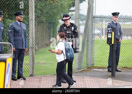 13/09/2022. London, Großbritannien. PENNY LANCASTER, die Frau des Sängers Rod Stewart, wird als Polizist angesehen, bevor der Sarg von Königin Elizabeth III. Bei der RAF Northolt in West-London ankommt, als er seinen Weg von Edinburgh zum Buckingham Palace in London macht. Die längste regierende Monarchin Großbritanniens, Königin Elizabeth III., starb letzte Woche im Alter von 96 Jahren im Balmoral Castle. Bildnachweis: Ben Cawthra/Sipa USA **KEINE Verkäufe in Großbritannien** Stockfoto