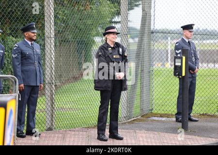 13/09/2022. London, Großbritannien. PENNY LANCASTER, die Frau des Sängers Rod Stewart, wird als Polizist angesehen, bevor der Sarg von Königin Elizabeth III. Bei der RAF Northolt in West-London ankommt, als er seinen Weg von Edinburgh zum Buckingham Palace in London macht. Die längste regierende Monarchin Großbritanniens, Königin Elizabeth III., starb letzte Woche im Alter von 96 Jahren im Balmoral Castle. Bildnachweis: Ben Cawthra/Sipa USA **KEINE Verkäufe in Großbritannien** Stockfoto