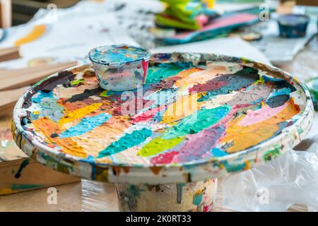 Helle Farbflecken in der Palette in der Kunstwerkstatt Stockfoto