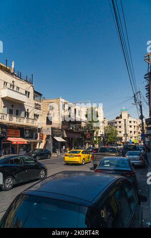 Autos in der Straße von Amman, Jordanien. Hochwertige Fotos Stockfoto