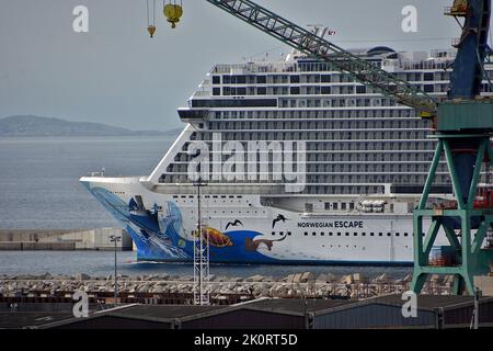 Marseille, Frankreich. 13. September 2022. Das Linienschiff Norwegian Escape kommt im französischen Mittelmeerhafen Marseille an. (Foto von Gerard Bottino/SOPA Images/Sipa USA) Quelle: SIPA USA/Alamy Live News Stockfoto