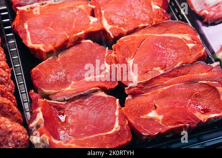 Nahaufnahme eines roten, frischen Rindersteaks aus einer Fleischhandlung oder einem Restaurantstand. Stockfoto