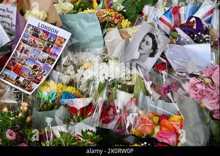 Nach ihrem Tod am 08.09.2022 im Alter von 96 Jahren wurden im St. James's Park Blumengebete an Königin Elizabeth II. Zurückgelassen. London, Großbritannien Stockfoto