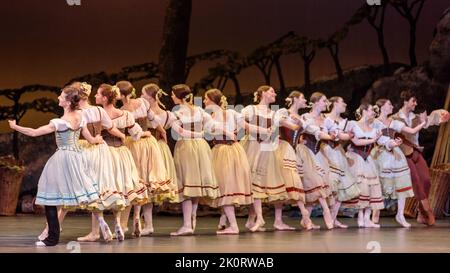 London Coliseum, London, Großbritannien. 13.. September 2022. Das neu gegründete United Ukrainian Ballet, eine Gruppe von Flüchtlingstänzern, spielt Giselle im London Coliseum. Unter der Leitung des renommierten Choreographen Alexei Ratmansky. Unterstützt von der English National Opera und dem Birmingham Royal Ballet, die die Kostüme, das Bühnenbild und das Orchester lieferten, sowie Gastmusiker wie Alina Cojocaru und Alexandr Trusch. Amanda Rose/Alamy Live News Stockfoto