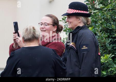 London, Großbritannien. 13. September 2022. PENNY LANCASTER, die Frau des Sängers Rod Stewart, wird vor der Ankunft des Sarges von Königin Elizabeth III. Als Polizist vor der RAF Northolt für ein Foto posiert Die längste regierende Monarchin Großbritanniens, Königin Elizabeth III., starb letzte Woche im Alter von 96 Jahren im Balmoral Castle. Bildnachweis: Ben Cawthra/Sipa USA **KEINE Verkäufe in Großbritannien** Bildnachweis: SIPA USA/Alamy Live News Stockfoto