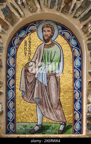 Mosaik des Heiligen Theodore. Die Kirche der Heiligen Cosmas & Damian in Clervaux, Luxemburg. Stockfoto