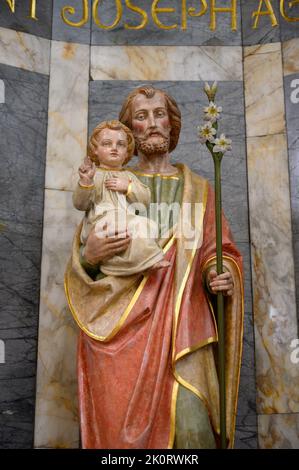 Der heilige Josef mit dem Jesuskind. Die Kirche der Heiligen Cosmas & Damian in Clervaux, Luxemburg. Stockfoto