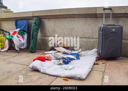 London, England, Großbritannien. 13. September 2022. Ein provisorisches Bett. Mehrere Menschen haben bereits damit begonnen, sich in der Nähe der Lambeth Bridge für das liegende State der Queen anzustellen, das vom 14.. September bis zum 19.. September in der Westminster Hall im Palace of Westminster stattfinden wird. Es wird erwartet, dass fast eine Million Menschen vor der Beerdigung den Sarg der Königin sehen werden, mit riesigen Warteschlangen über Nacht. (Bild: © Vuk Valcic/ZUMA Press Wire) Stockfoto