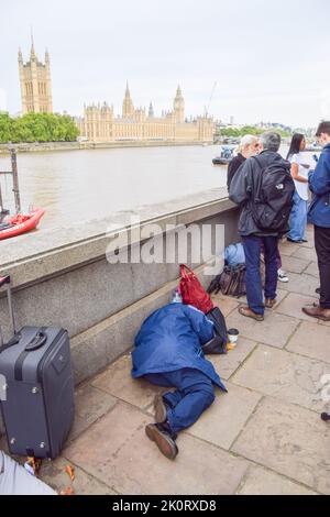 London, England, Großbritannien. 13. September 2022. Einer der frühen Ankömmlinge in der Schlange macht ein Nickerchen. Mehrere Menschen haben bereits damit begonnen, sich für den Staat der Königin anzustellen, der vom 14.. September bis zum 19.. September in der Westminster Hall am Palace of Westminster stattfinden wird. Es wird erwartet, dass fast eine Million Menschen vor der Beerdigung den Sarg der Königin sehen werden, mit riesigen Warteschlangen über Nacht. (Bild: © Vuk Valcic/ZUMA Press Wire) Stockfoto