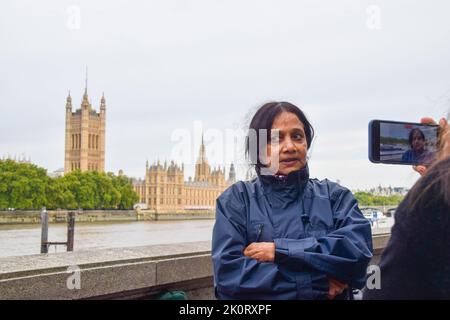 London, England, Großbritannien. 13. September 2022. VANESSA NANTHAKUMARAN aus Harrow, die erste Person, die in der Warteschlange eintrifft, spricht mit den Medien. Mehrere Menschen haben bereits damit begonnen, sich in der Nähe der Lambeth Bridge für das liegende State der Queen anzustellen, das vom 14.. September bis zum 19.. September in der Westminster Hall im Palace of Westminster stattfinden wird. Es wird erwartet, dass fast eine Million Menschen vor der Beerdigung den Sarg der Königin sehen werden, mit riesigen Warteschlangen über Nacht. (Bild: © Vuk Valcic/ZUMA Press Wire) Stockfoto