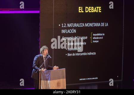 Buenos Aires, Argentinien. 12. September 2022. Der Ökonom und nationale Stellvertreter des politischen Raums La Libertad Avanza Javier Milei leitete zusammen mit dem ehemaligen Wirtschaftsminister Domingo Cavallo und dem ehemaligen Chef der Zentralbank Federico Sturzenegger die Präsentation zum Thema „das Ende der Inflation“. Der liberale Ökonom Alberto Benegas Lynch Jr. und die Ökonomin und ehemalige Generaldirektorin von Standard & Poors für Lateinamerika Diana Mondino nahmen ebenfalls Teil. (Bild: © Esteban Osorio/Pacific Press via ZUMA Press Wire) Stockfoto