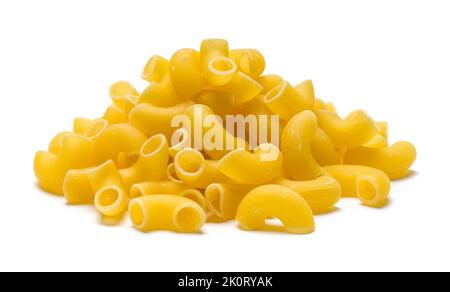 Kleiner Stapel Macaroni-Nudeln auf Weiß ausgeschnitten. Stockfoto