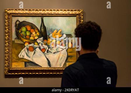 Besucher, die Paul Cezanne beim Malen des Apfelkorbs, dem Art Institute of Chicago, Chicago, Illinois, USA, betrachten Stockfoto