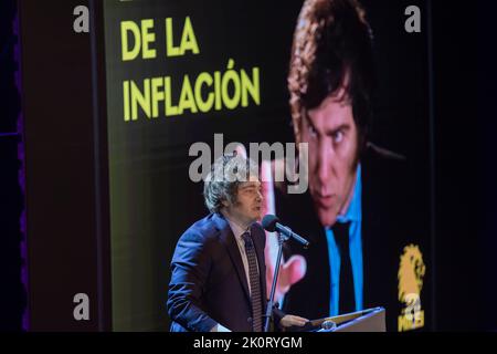 Buenos Aires, Argentinien. 12. September 2022. Der Ökonom und nationale Stellvertreter des politischen Raums La Libertad Avanza Javier Milei leitete zusammen mit dem ehemaligen Wirtschaftsminister Domingo Cavallo und dem ehemaligen Chef der Zentralbank Federico Sturzenegger die Präsentation zum Thema „das Ende der Inflation“. Der liberale Ökonom Alberto Benegas Lynch Jr. und die Ökonomin und ehemalige Generaldirektorin von Standard & Poors für Lateinamerika Diana Mondino nahmen ebenfalls Teil. (Bild: © Esteban Osorio/Pacific Press via ZUMA Press Wire) Stockfoto