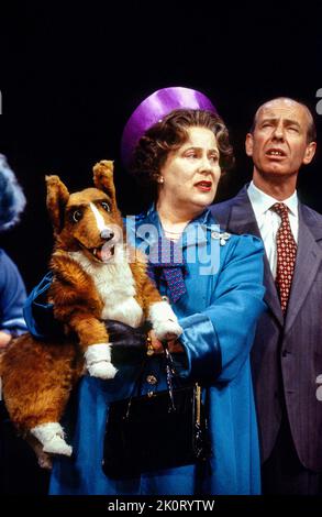 PAM Ferris (The Queen), David Howey (Prince Philip) in THE QUEEN AND I von Se Townsend am Royal Court Theatre, London SW1 11/06/1994 eine Koproduktion mit Out of Joint and Haymarket Theatre, Leicester Musik & Texte: Mickey Gallagher & Ian Dury Design: Fotini Dimou Beleuchtung: Rick Fisher Regie: Max Stafford-Clark Stockfoto